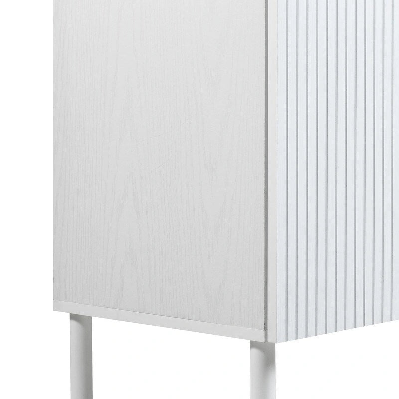 Armario blanco de 2 puertas con ranuras verticales y estante ajustable