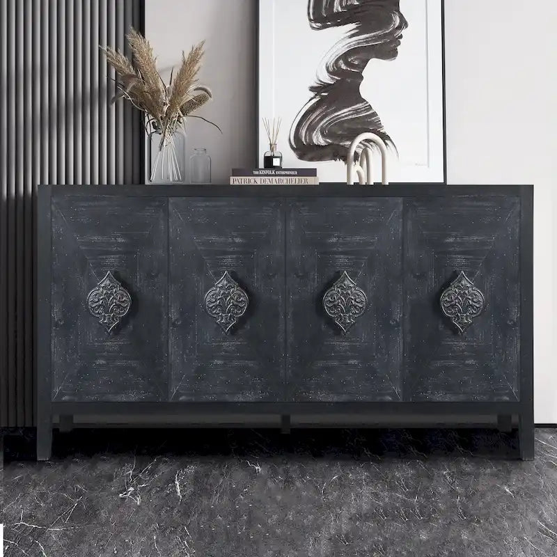 Mueble antiguo de cuatro puertas con chapa de pino y detalles tallados