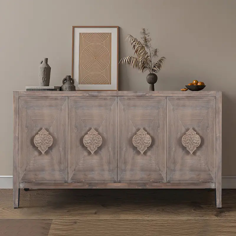 Mueble antiguo de cuatro puertas con chapa de pino y detalles tallados