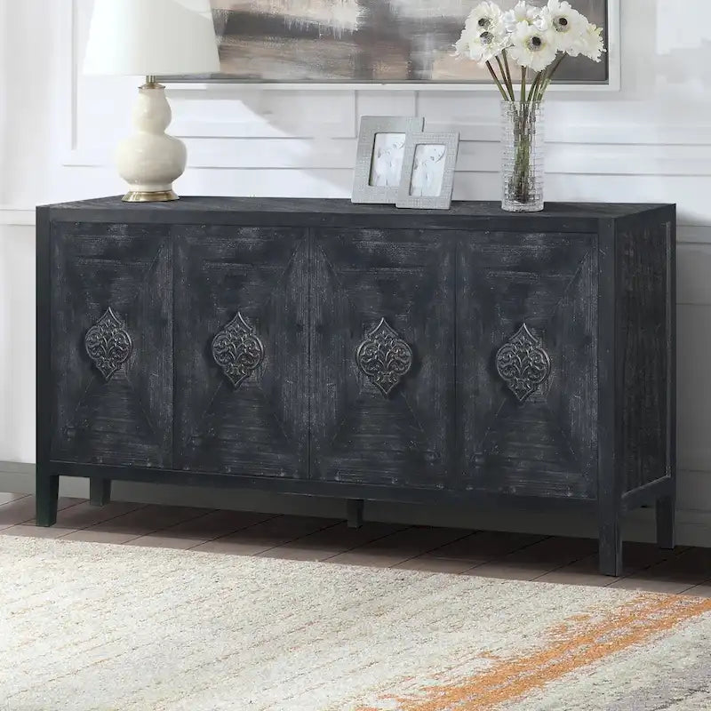 Mueble antiguo de cuatro puertas con chapa de pino y detalles tallados