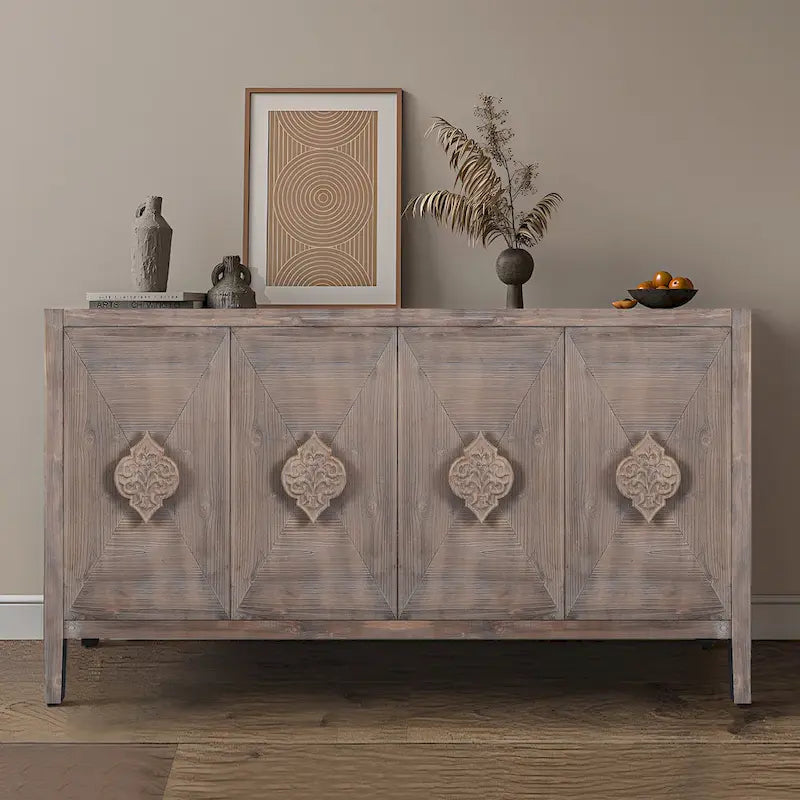 Mueble antiguo de cuatro puertas con chapa de pino y detalles tallados