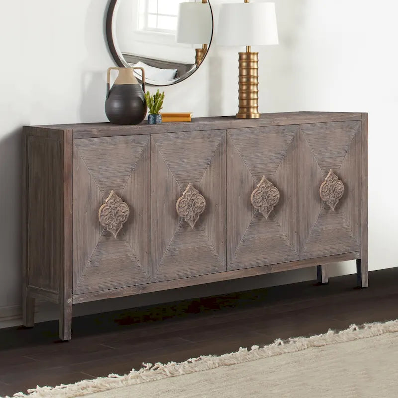 Mueble antiguo de cuatro puertas con chapa de pino y detalles tallados
