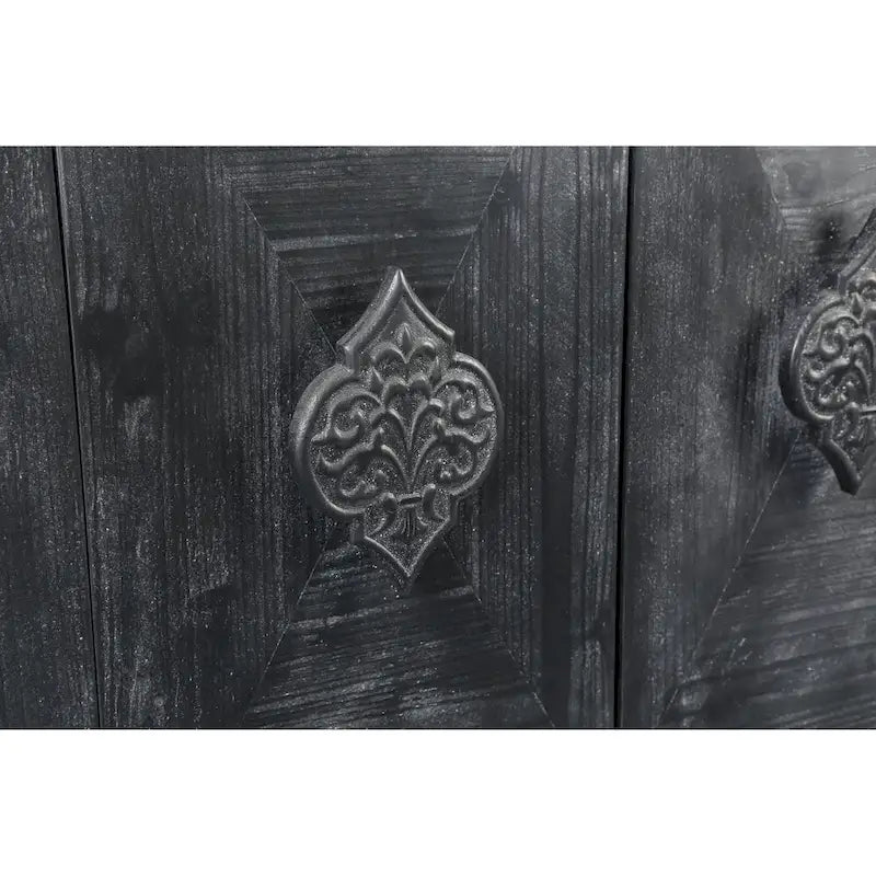 Mueble antiguo de cuatro puertas con chapa de pino y detalles tallados