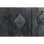 Mueble antiguo de cuatro puertas con chapa de pino y detalles tallados