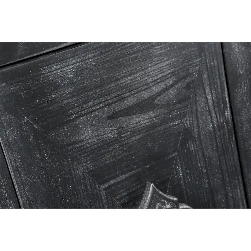 Mueble antiguo de cuatro puertas con chapa de pino y detalles tallados