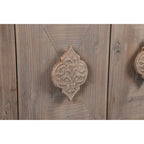 Mueble antiguo de cuatro puertas con chapa de pino y detalles tallados