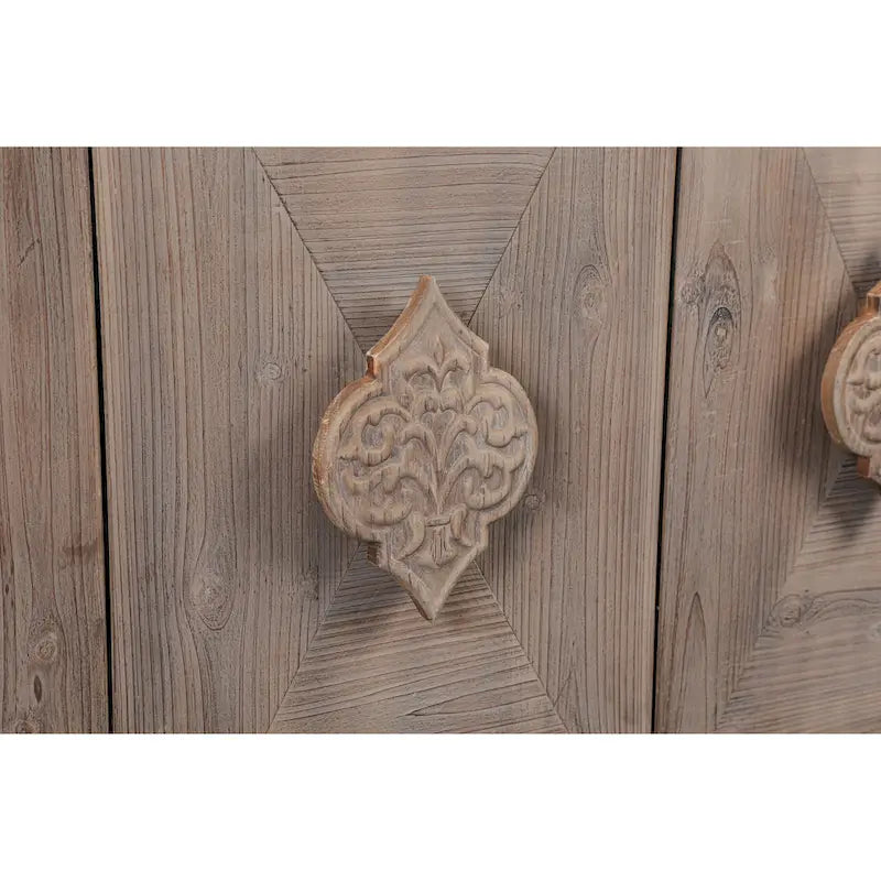 Mueble antiguo de cuatro puertas con chapa de pino y detalles tallados